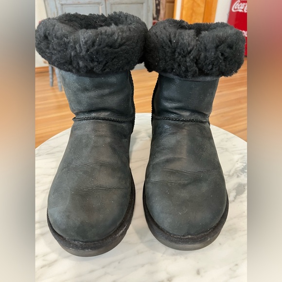 UGG Classic Short Black Leather Boots size 9 - Picture 4 of 9